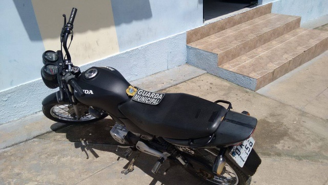 Guarda municipal e policia civil recuperam moto roubada no centro de Batalha