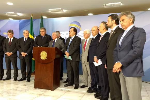 Temer recua e exclui servidores estaduais da reforma da Previdência