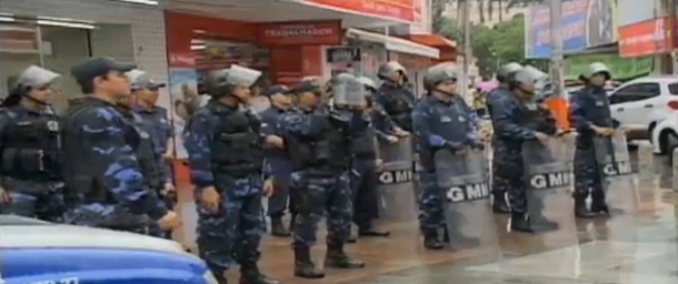 Ambulantes resistem a apreensão e são contidos por Guardas Municipais