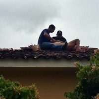 Homem é resgatado pela GM ao andar nu em telhado de casas