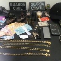 Guarda Municipal de BH prende três homens com armas e joias