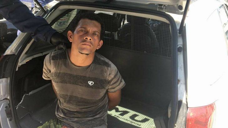 Jovem é preso pela ROMU por furtar telhas no centro de Maceió