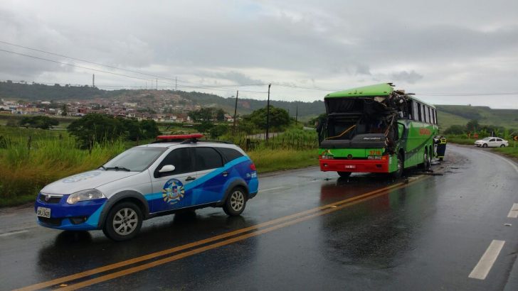 Acidente na AL 101 entre coletivo e carreta mobiliza Guarda Municipal e PRF