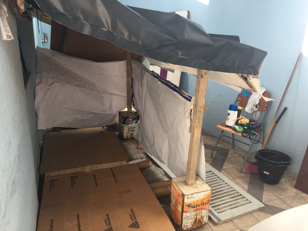 Guardas improvisam abrigo de papelão e lona no antigo prédio da intendência
