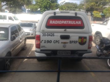 Homem é preso com arma, giroflex, comunicadores e farda de guarda municipal