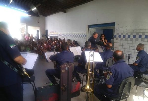 Banda da GMM se apresenta em escola durante festividades do Dia das Mães