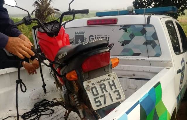 GCM de Girau do Ponciano encontra moto roubada abandonada em Sítio