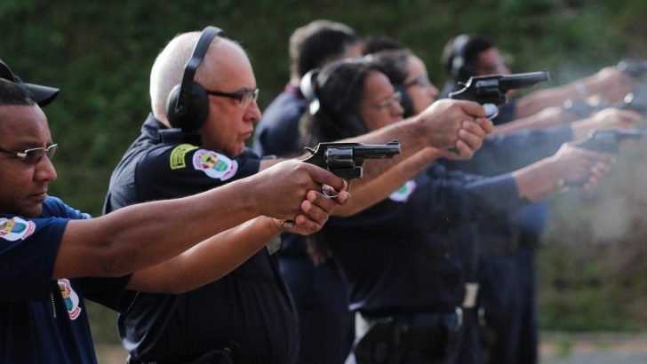 Moro prepara selo de qualidade para armas de polícias e guardas