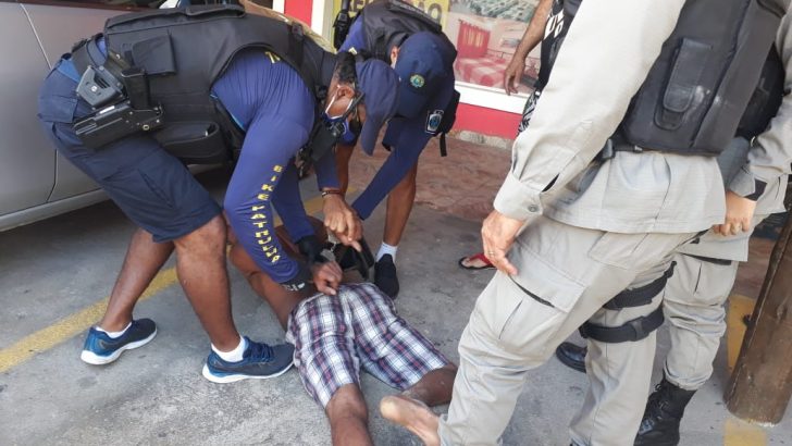 Homem é detido pela Guarda Municipal de Maceio, após queixa de roubo na Pajuçara