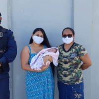 Bebê engasga com leite materno e é salva pela Guarda Municipal em Fortaleza
