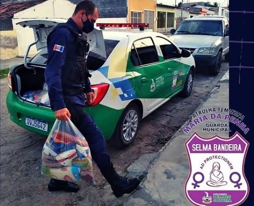 GM Delmiro Gouveia: Patrulha Mª Penha Selma Bandeira distribui cestas básicas á assistidas