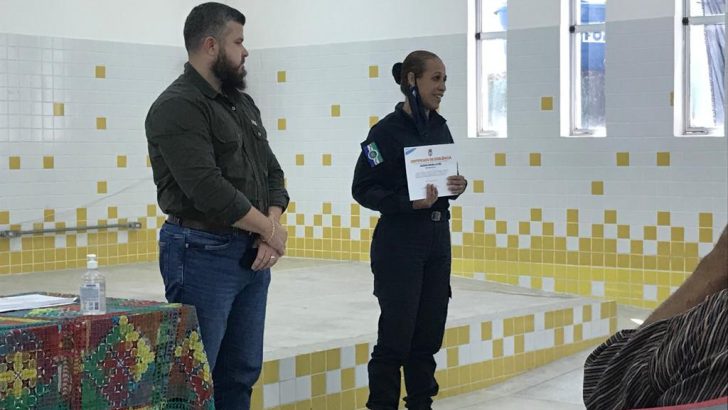Guarda municipal recebe homenagem da Prefeitura de Maceió após atuar na prisão de dois assaltantes