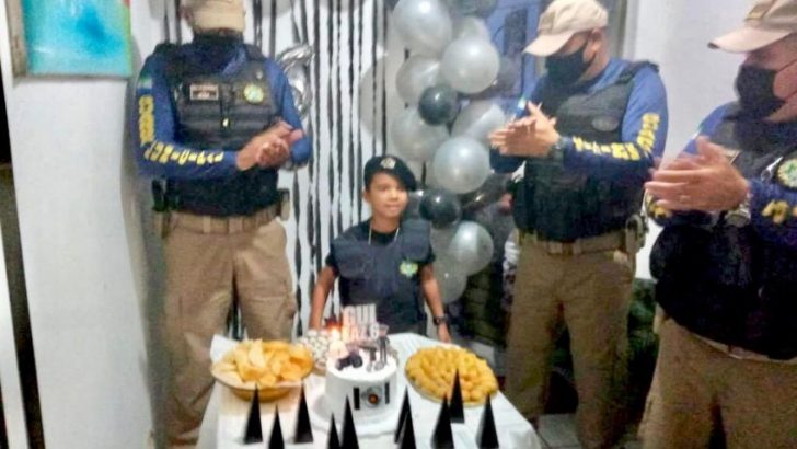 Guardas Municipais fazem surpresa durante festa de aniversário de criança