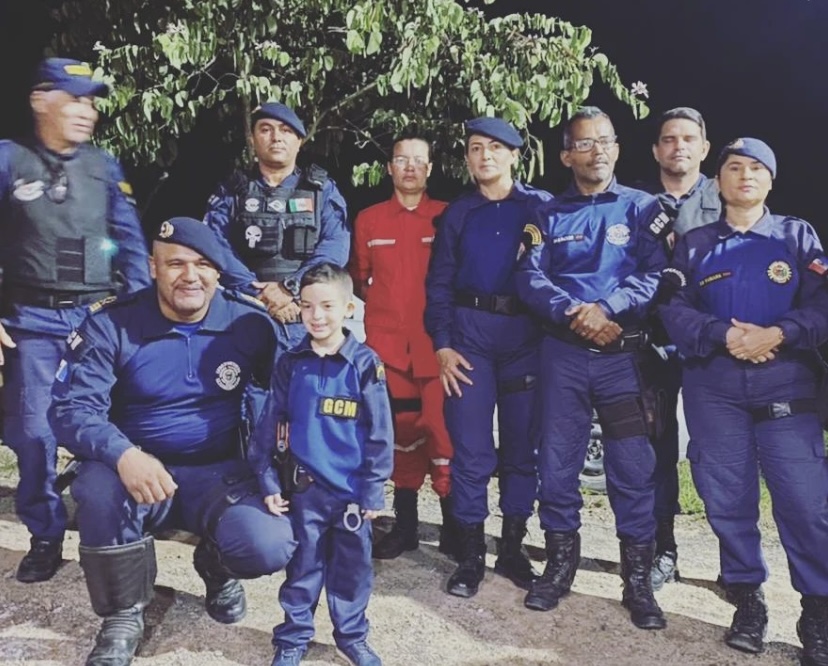 Fã mirim: Menino recebe visita dos guardas municipais de União dos Palmares em aniversário