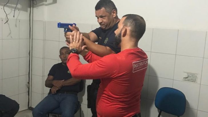 Guardas de Maceió fazem curso de instrução de armas