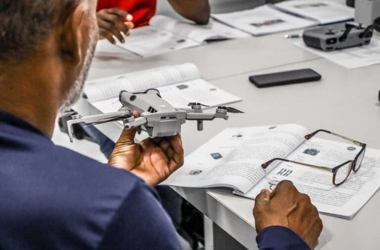 Guarda municipal segura drone durante o curso de capacitação. Foto: Semsc