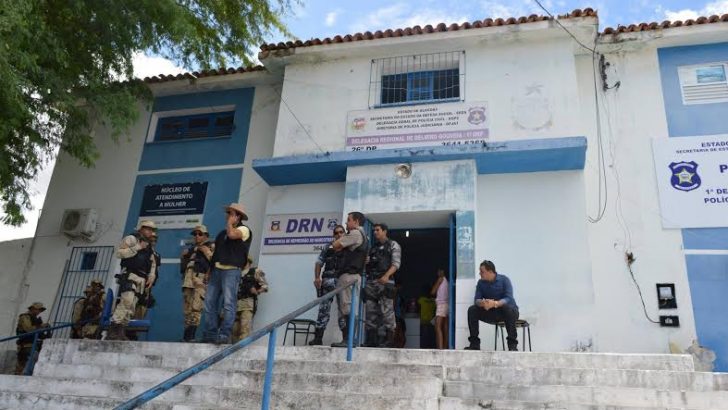 Dupla suspeita de cometer assaltos é detida em Delmiro Gouveia