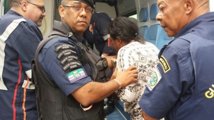 Guardas municipais salvam mulher no Centro de Maceió