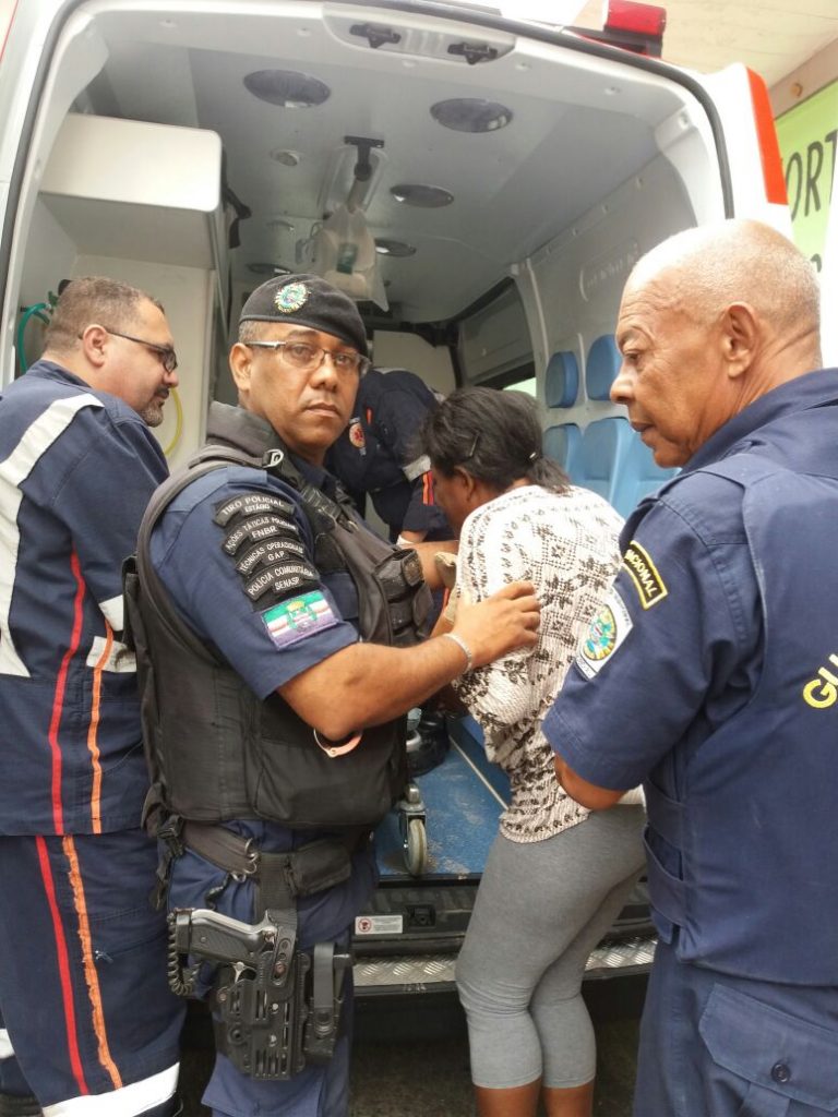 Guardas municipais salvam mulher no Centro de Maceió