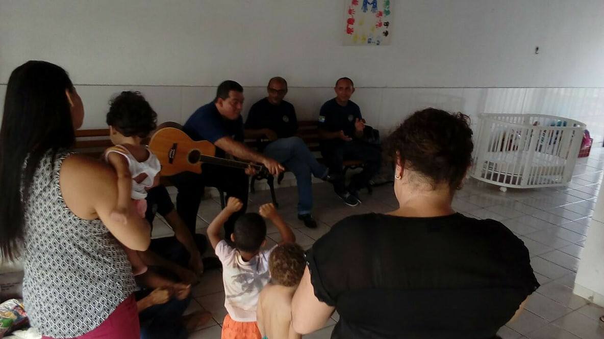 Guarda Municipal faz doação de brinquedos e alimentos ao LACA