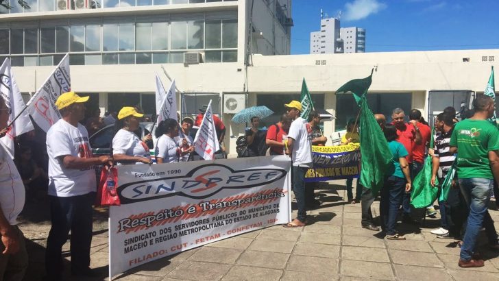 Servidores fazem ato no Centro de Maceió para cobrar reajuste salarial