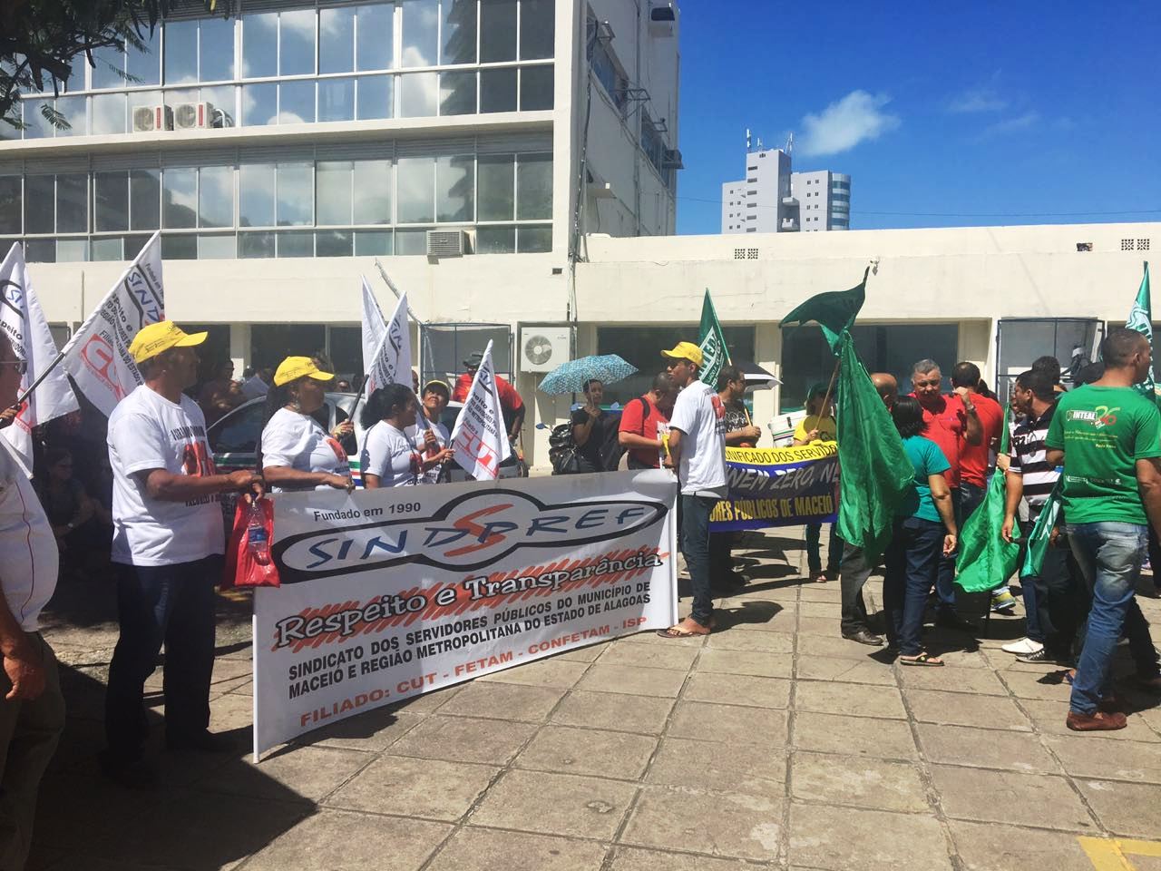 Servidores fazem ato no Centro de Maceió para cobrar reajuste salarial