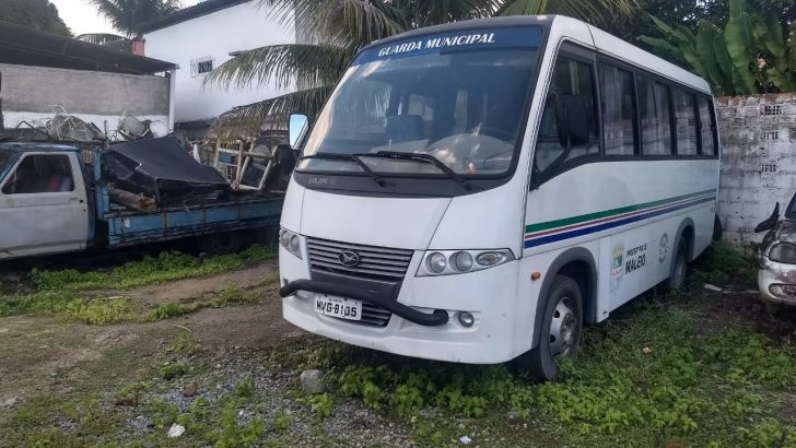 Micro-ônibus da Guarda Municipal de Maceió está abandonado há dois anos