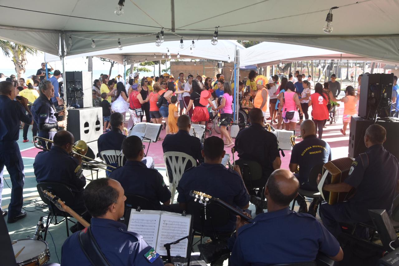 Praia acessível na folia: Banda da GM anima o evento com muito frevo