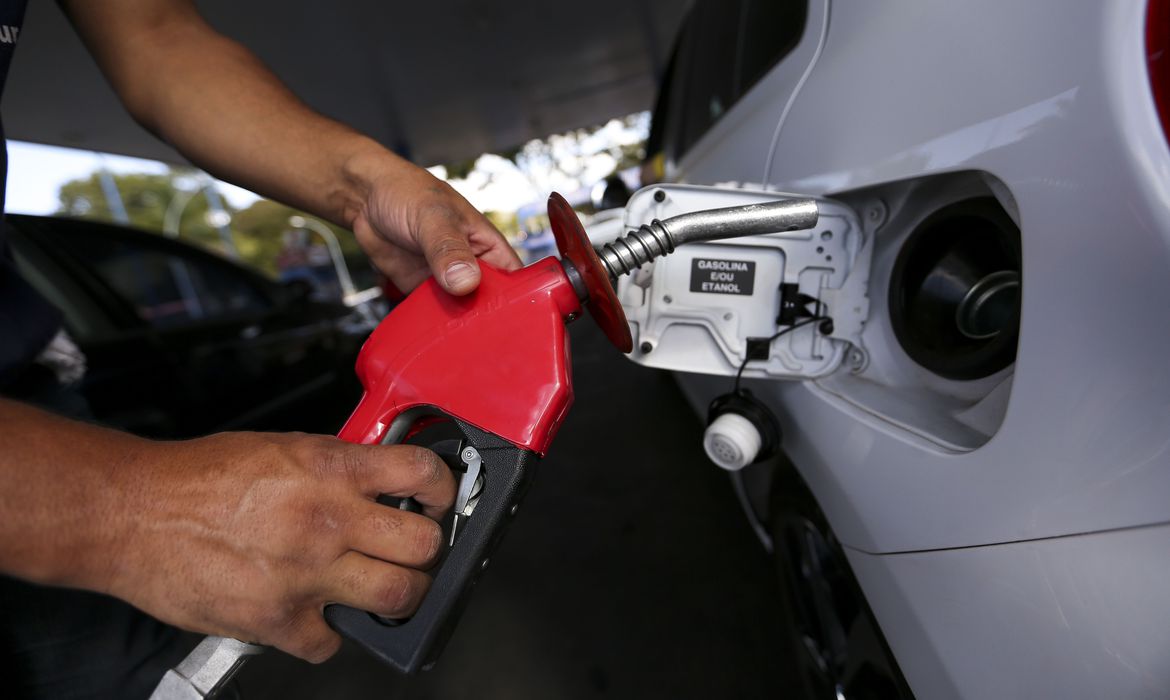 Bolsonaro critica Petrobras e diz que vai zerar impostos federais no diesel e no gás de cozinha