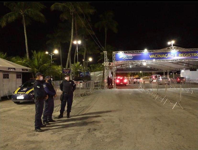 Guarda Municipal de Maceió detém homem por desacatar enfermeira em ponto de vacinação